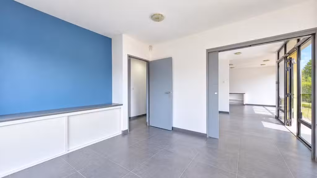 Vente bureau 72m² avec terrain et parking privatif