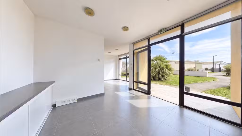 Vente bureau 72m² avec terrain et parking privatif