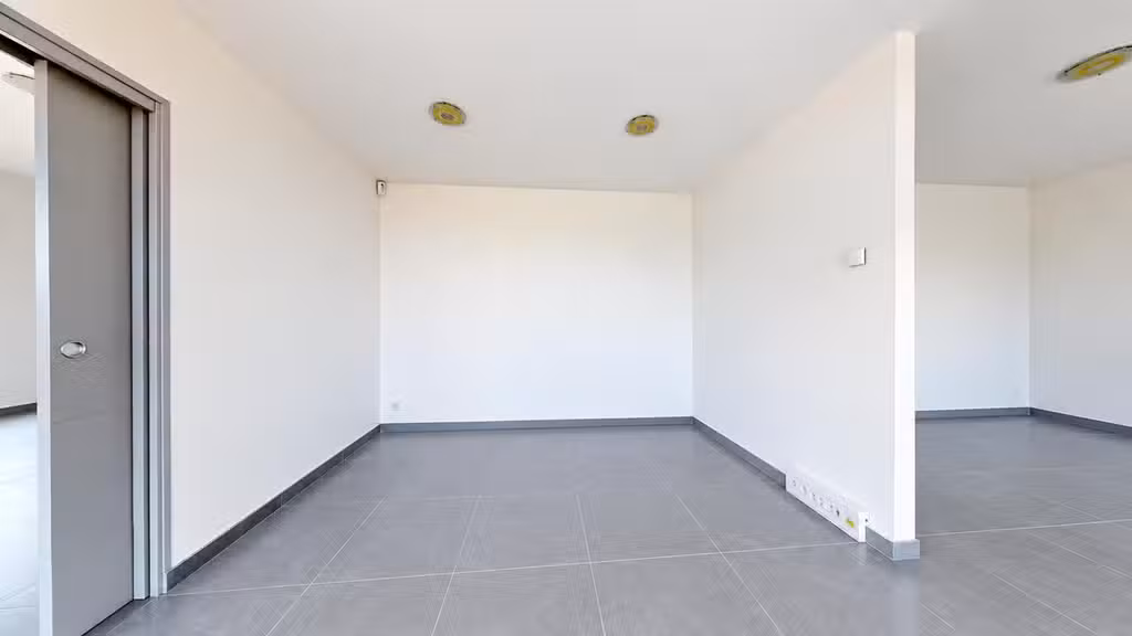 Vente bureau 72m² avec terrain et parking privatif