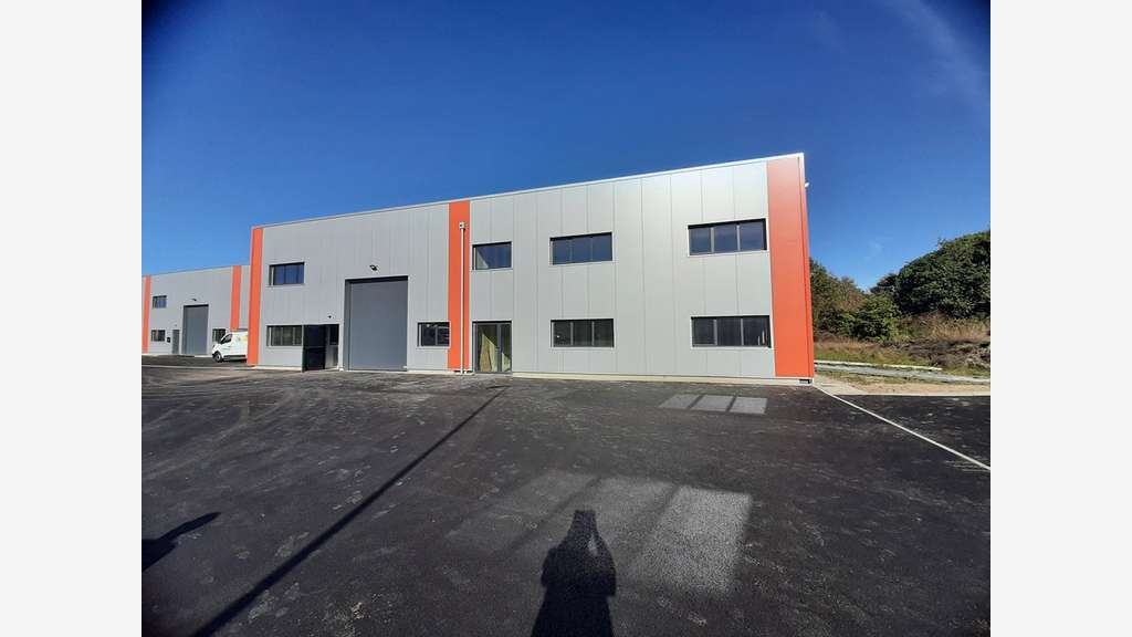 A vendre bureaux neufs 42m² à 182m² à Paulx