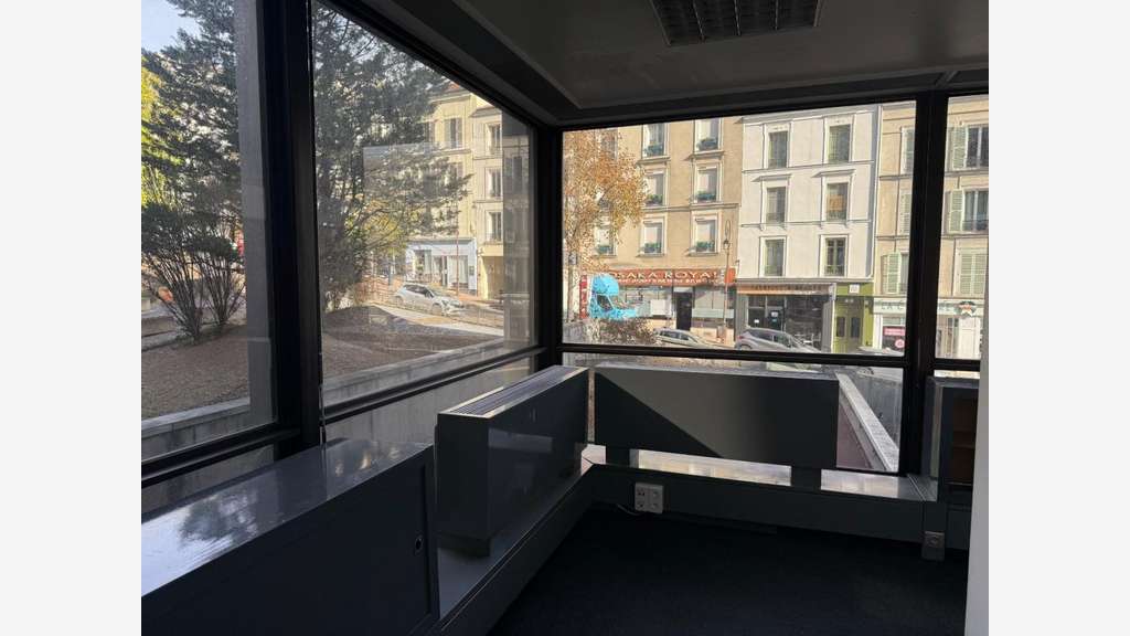 AV bureau 18m² lumineux et climatisé à Saint-Cloud