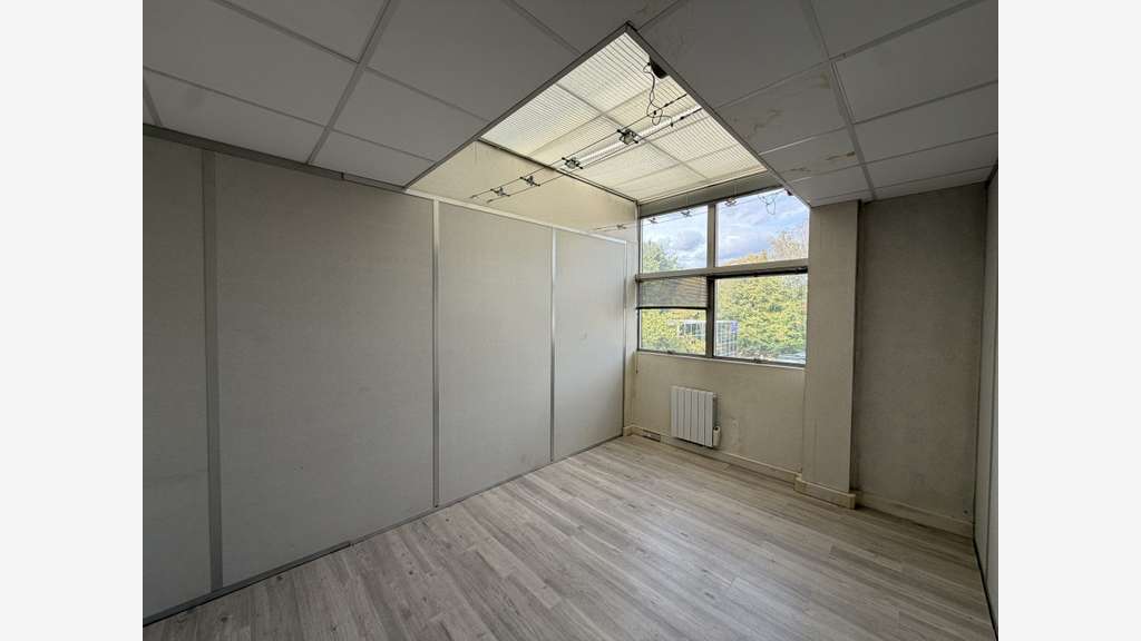 Bureau de 320m² à vendre parc d'activités Trappes