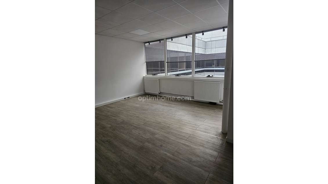 Bureau rénové 40m² en étage à vendre à Cergy  