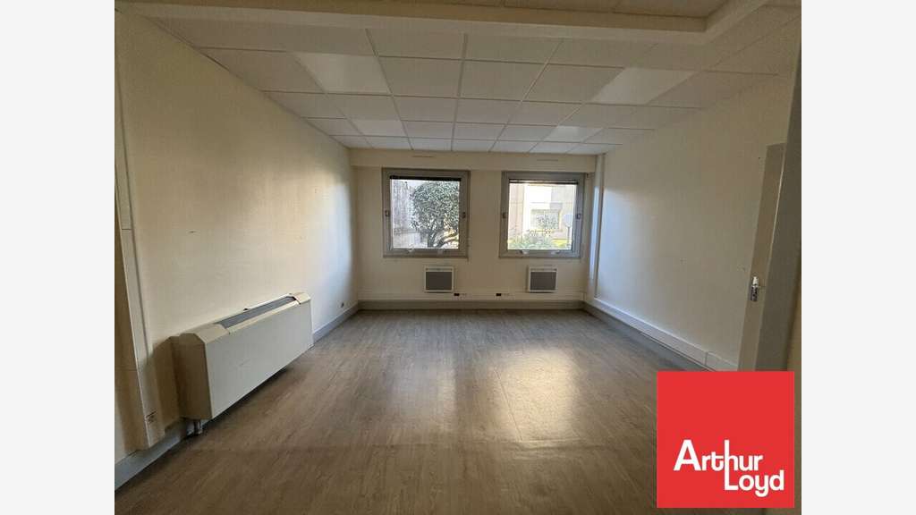 Bureaux 120m² avec parkings à vendre à Poitiers 