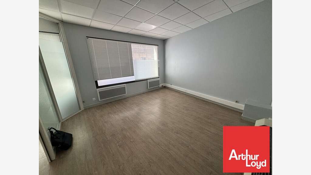 Bureaux 120m² avec parkings à vendre à Poitiers 