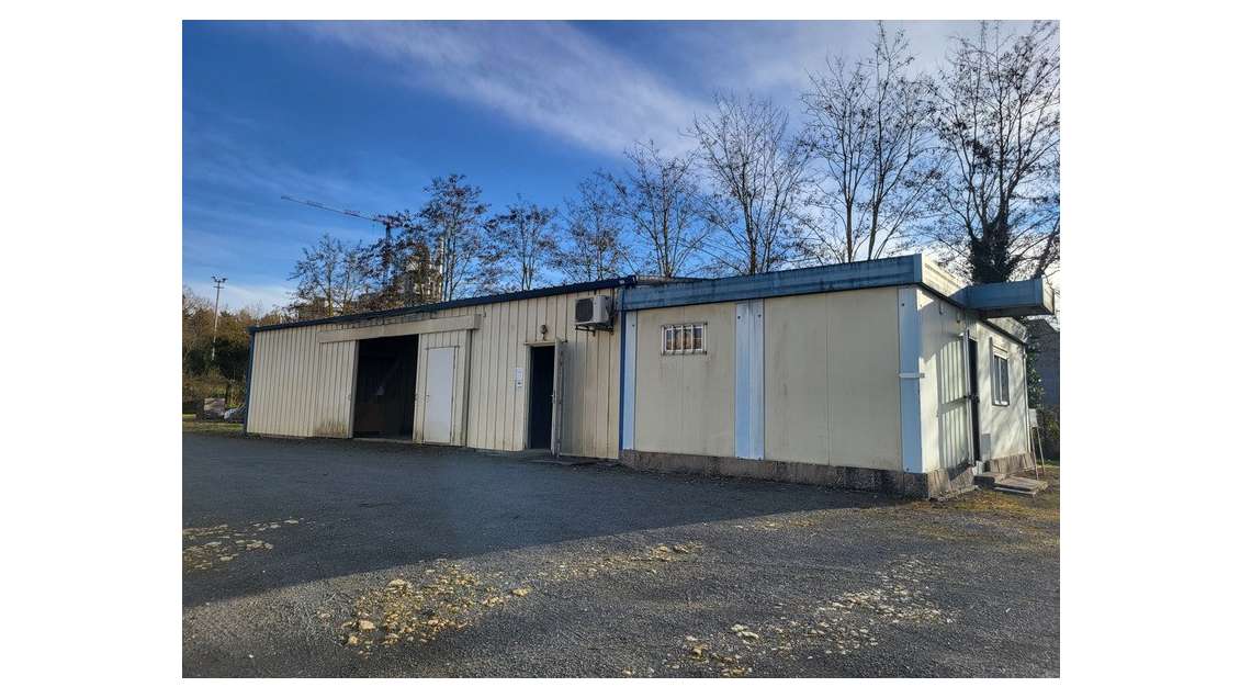 AV bâtiment artisanal avec terrain à Airvault