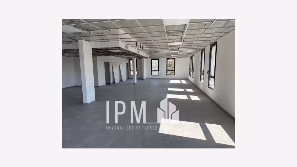 Vente bureaux 153m² à Aubagne ZA de Napollon D96