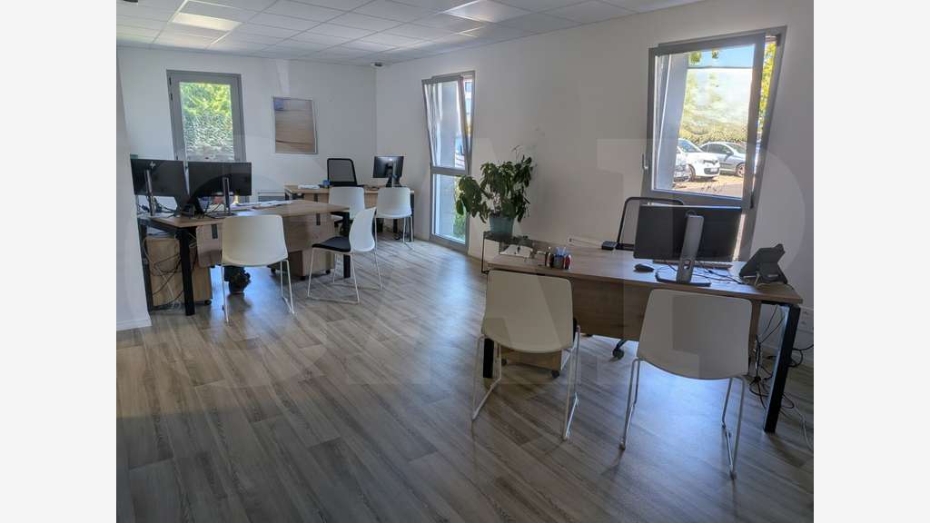 AV plateau de bureaux récent de 219m² à Brech