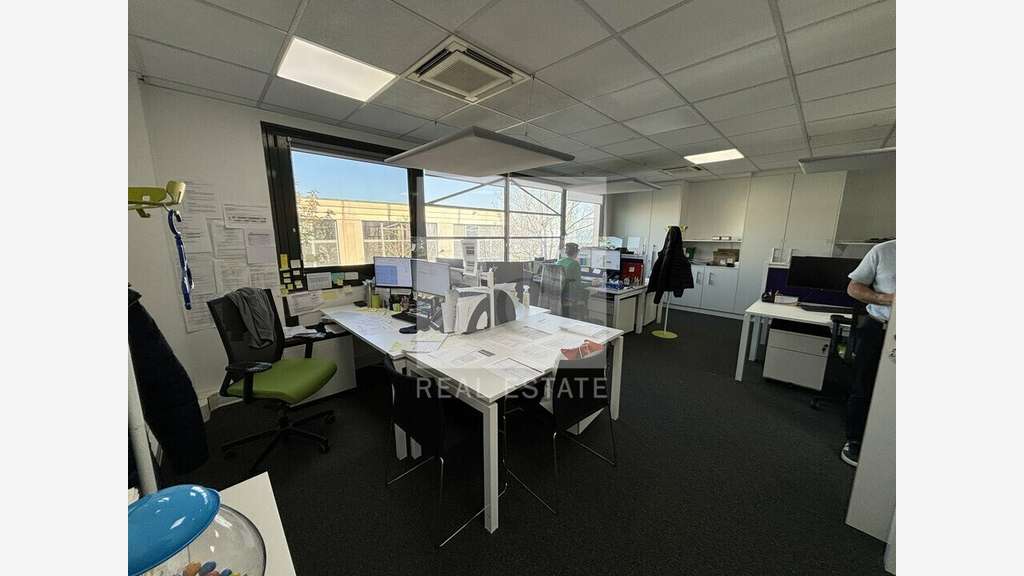 A vendre bureaux 200m² lumineux Bron Parc du Chêne