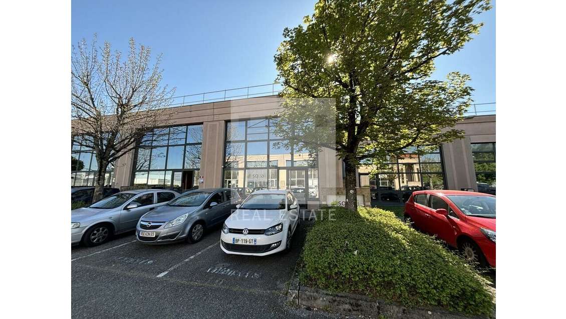 A vendre bureaux 200m² lumineux Bron Parc du Chêne