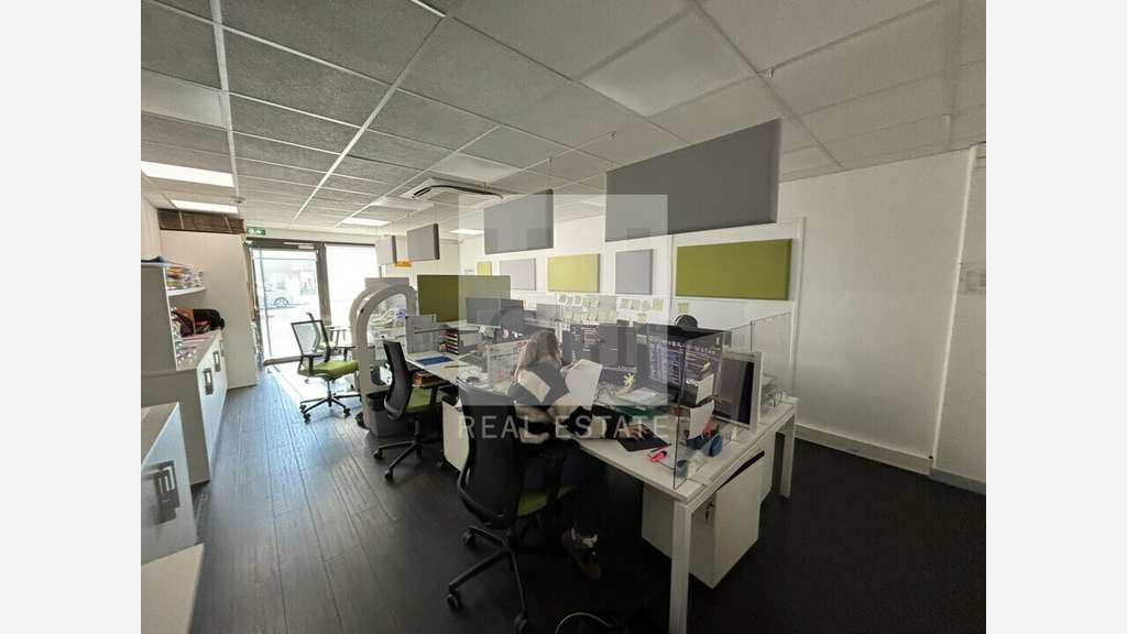 A vendre bureaux 200m² lumineux Bron Parc du Chêne