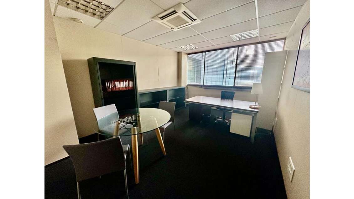 AV bureau lumineux centre d'affaires 1662m² Bruges