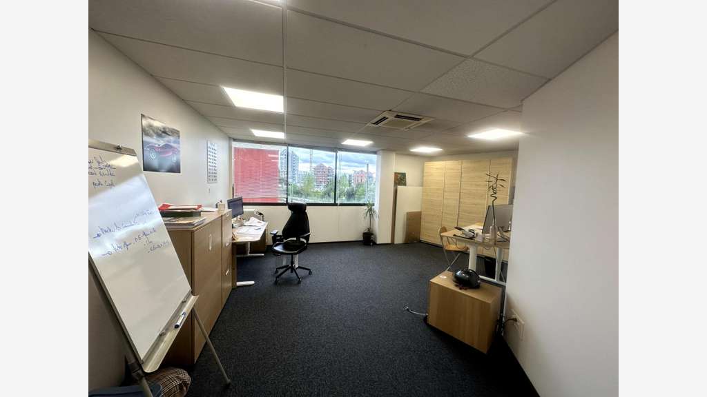Bureau 27m² R+2 à vendre centre EPARC à Bruges