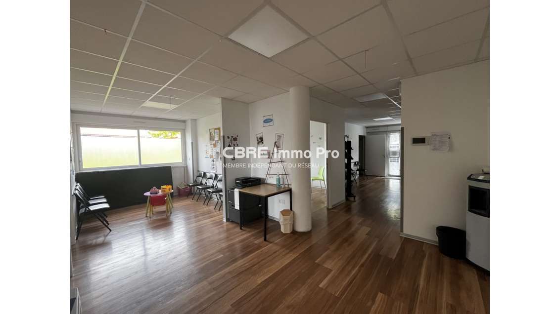 A vendre local commercial 137m² loué à Buxerolles