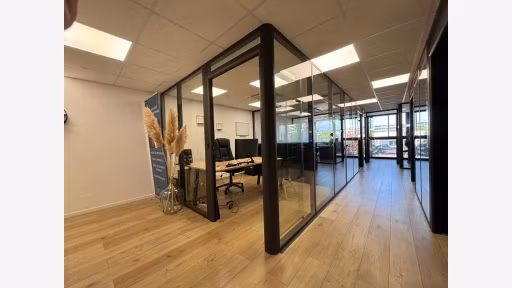 Bureaux 140m² et 2 garages Cannes la Bocca centre