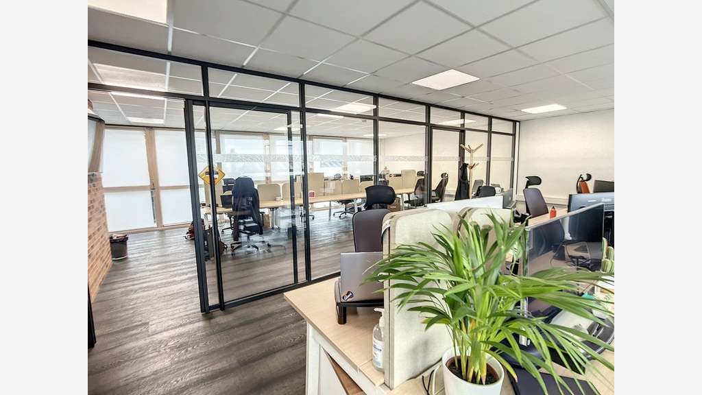 Vente bureaux de 483m² près de Chambéry accès VRU