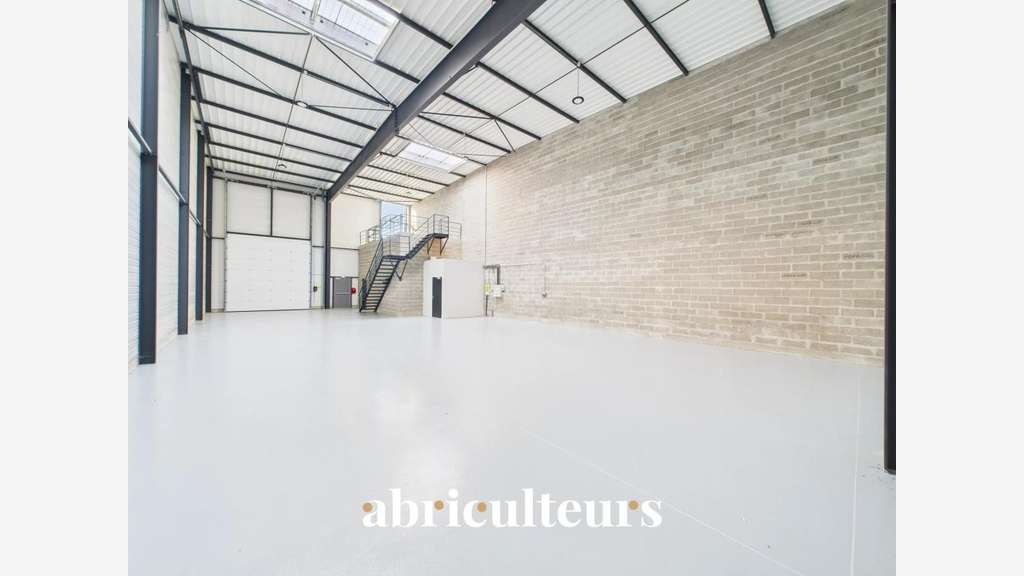 Local d'activité à seulement 1h de Paris en vente