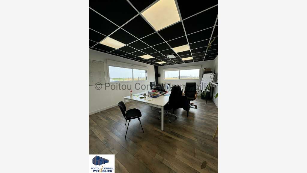Local 295m² à vendre à Chauray  Zone Mendes France