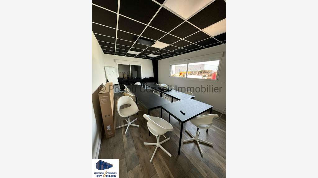 Local 295m² à vendre à Chauray  Zone Mendes France