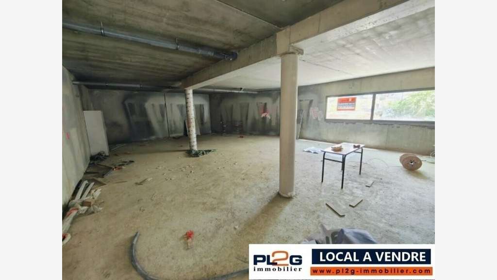 Local commercial 167m² à vendre proche Ventabren
