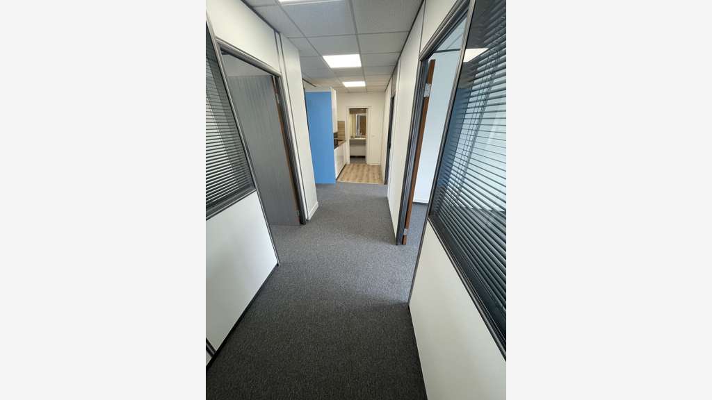 Bureau traversant 93m² à vendre Courbevoie