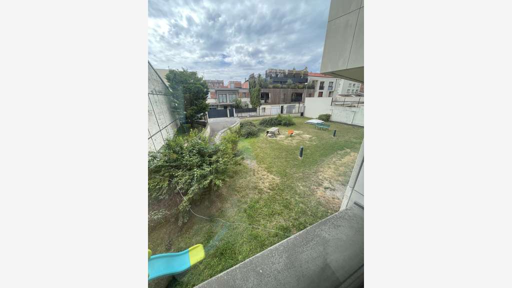 Bureau traversant 93m² à vendre Courbevoie