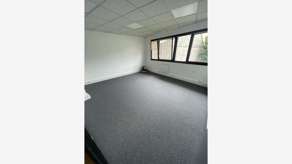Bureau traversant 93m² à vendre Courbevoie