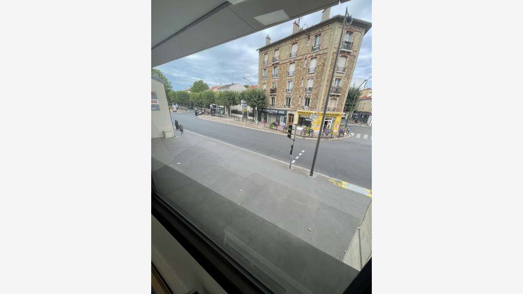 Bureau traversant 93m² à vendre Courbevoie