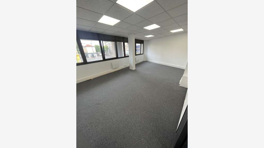 Bureau traversant 93m² à vendre Courbevoie
