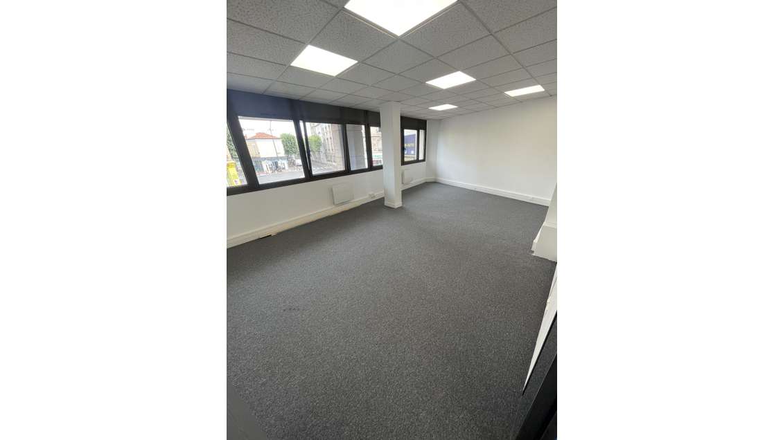 Bureau traversant 93m² à vendre Courbevoie