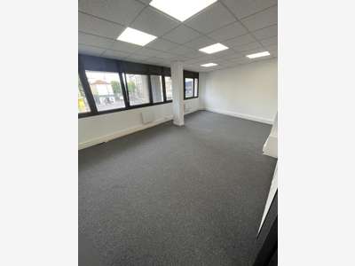 Bureau traversant 93m² à vendre Courbevoie