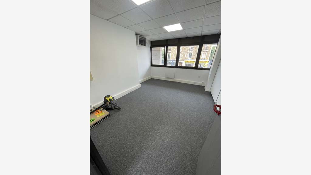 Bureau traversant 93m² à vendre Courbevoie