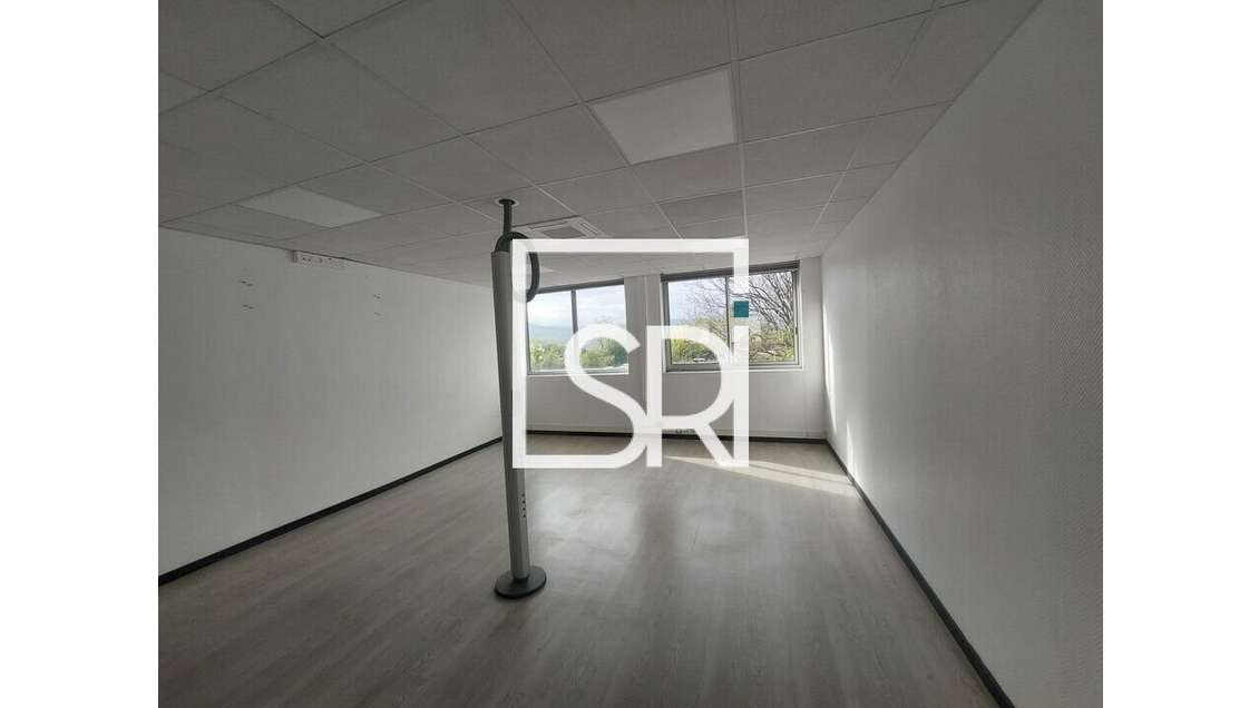 AV bâtiment 2860m² empl N°1 à Cournon-d'Auvergne