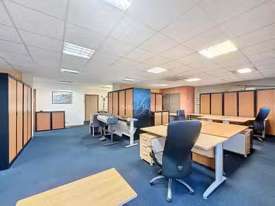 BUREAUX DE 200M2 DIVISIBLES + BALCON + 7 PL