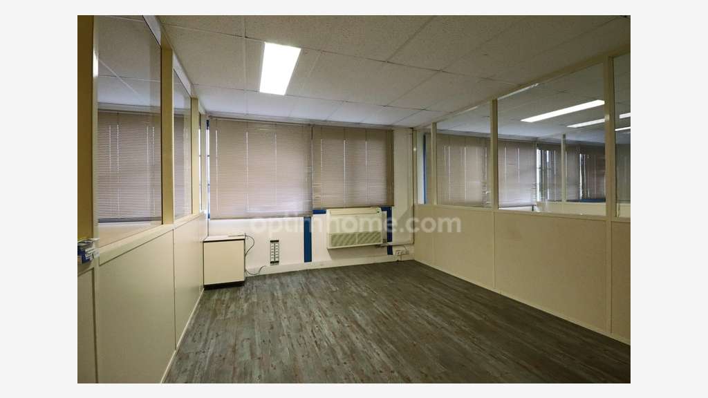 AV local + bureaux 250m² à Croissy-Beaubourg