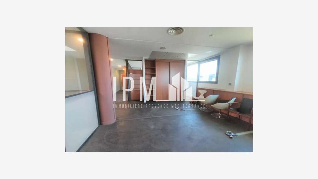 Vend bureaux de 234m² à Marseille 13015 La Delorme