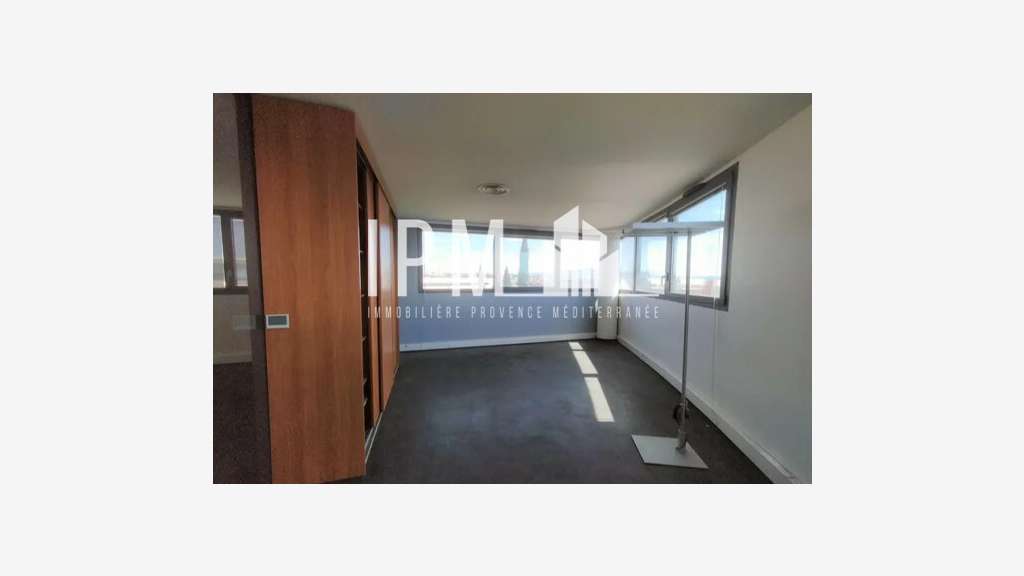 Vend bureaux de 234m² à Marseille 13015 La Delorme