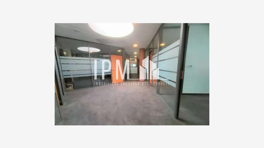 Vend bureaux de 234m² à Marseille 13015 La Delorme