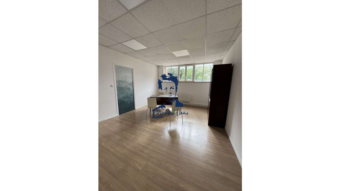 AV bâtiment industriel 214m² Floing fort potentiel