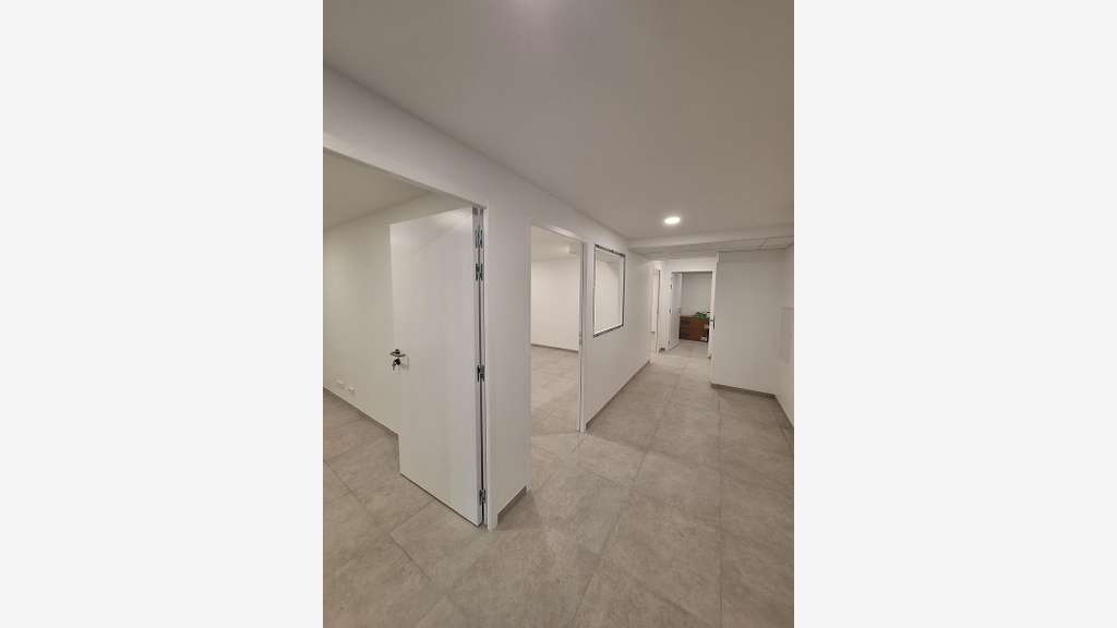 A vendre bureau neuf 80m² à Fréjus