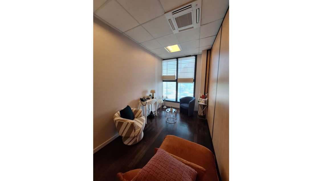 Bureau à vendre. Au sein d'un bâtiment tout équipé