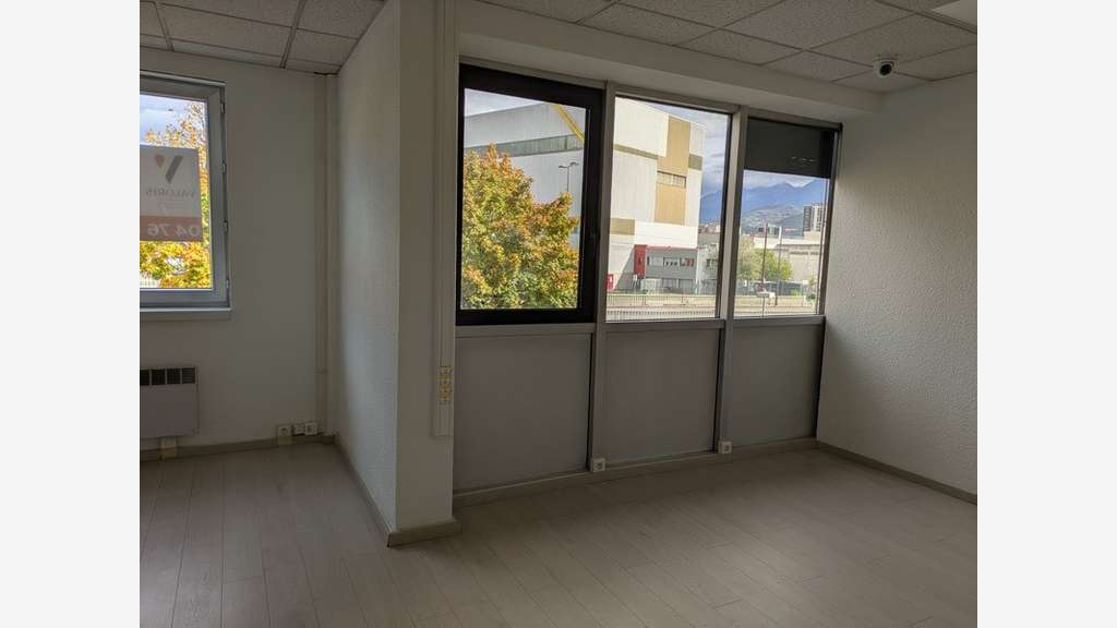Bureaux 245m² + parkings à vendre à Grenoble (38) 
