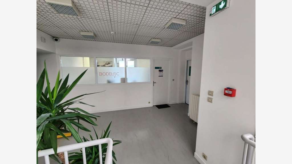 Vente immeuble bureaux 820m² sur 7000m² à Guichen 