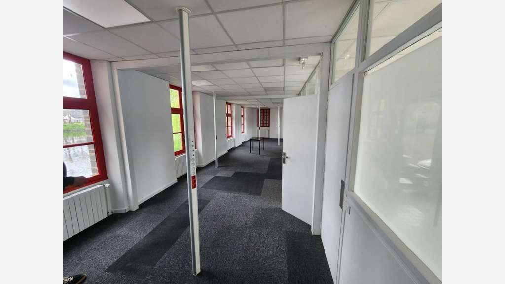 Vente immeuble bureaux 820m² sur 7000m² à Guichen 