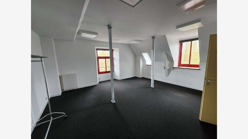 Vente immeuble bureaux 820m² sur 7000m² à Guichen 