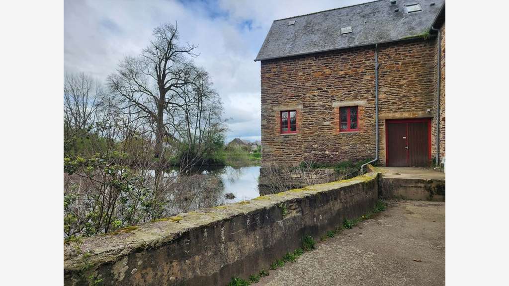 Vente immeuble bureaux 820m² sur 7000m² à Guichen 