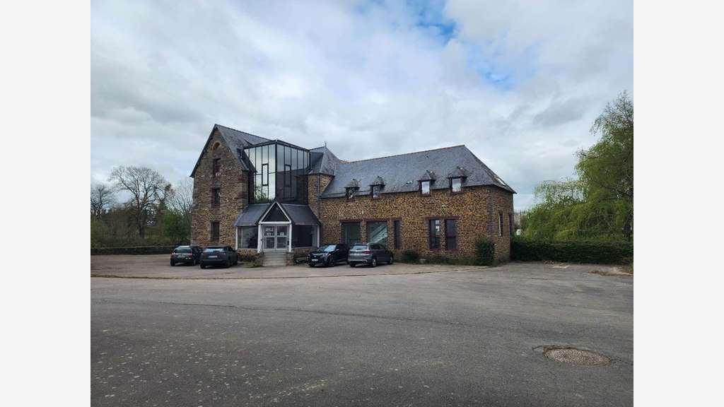 Vente immeuble bureaux 820m² sur 7000m² à Guichen 