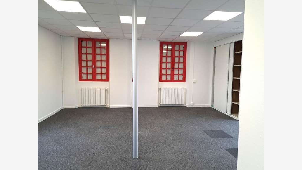 Vente bureaux rénovés de 5000m² à Guichen
