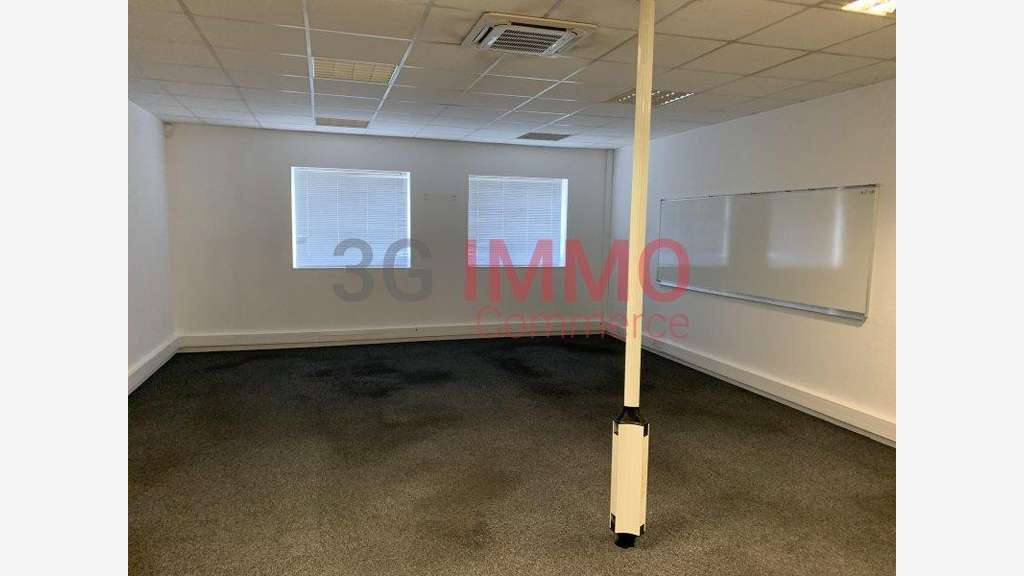 Vente bureaux 2129m² à Jaunay-Marigny