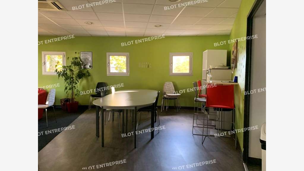 A louer à vendre bureaux 900m² La Chapelle
